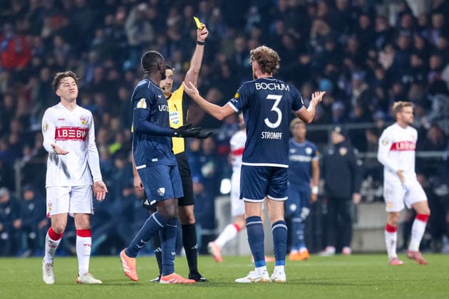 Florian Badstuebner zeigt gelb für Philipp Strompf (VfL Bochum) GER, VfL Bochum gegen VfB Stuttgart, Fussball, DFB-Pokal, Achtelfinale, Spielzeit 2025 2026, 03.12.2025 DFL REGULATIONS PROHIBIT ANY USE OF PHOTOGRAPHS AS IMAGE SEQUENCES AND OR QUASI-VIDEO GER, VfL Bochum gegen VfB Stuttgart, Fussball, DFB-Pokal, Achtelfinale, Spielzeit 2025 2026, 03.12.2025 Bochum Copyright: xEibner-Pressefoto FrankxZeisingx EP_FZG