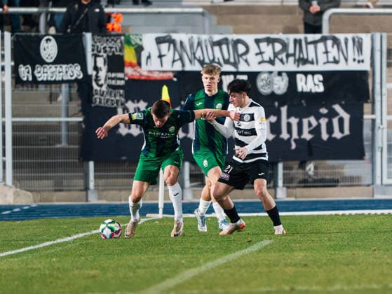 Aleksandar Kandic (FC Guetersloh, 27) im Zweikampf gegen Emirhan Hacioglu (SG Wattenscheid 09, 21) SG Wattenscheid 09 vs. FC Guetersloh, Fussball, Landespokal Westfalen, Viertelfinale, Saison 2025 2026, 03.12.2025 SG Wattenscheid 09 vs. FC Guetersloh, Fussball, Landespokal Westfalen, Viertelfinale, Saison 2025 2026, 03.12.2025 Wattenscheid Copyright: xEibner-Pressefoto DamianxKruczynx EP_DKI