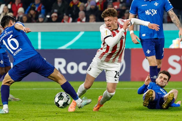Foul an Philipp Treu (SC Freiburg, 29) durch Hiroki Akiyama (SV Darmstadt , 16) das zum Elfmeter führt , Deutschland, Fussball, DFB Pokal, Achtelfinale, 2025 2026, SC Freiburg vs. SV Darmstadt 98, 03.12.2025, Europa-Park Stadion , Freiburg im Breisgau, Deutschland Freiburg im Breisgau Europa-Park Stadion Baden-Wuerttemberg Deutschland Copyright: xGrantxHubbsx