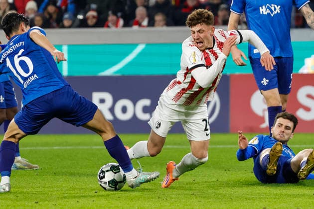 Foul an Philipp Treu (SC Freiburg, 29) durch Hiroki Akiyama (SV Darmstadt , 16) das zum Elfmeter führt , Deutschland, Fussball, DFB Pokal, Achtelfinale, 2025 2026, SC Freiburg vs. SV Darmstadt 98, 03.12.2025, Europa-Park Stadion , Freiburg im Breisgau, Deutschland Freiburg im Breisgau Europa-Park Stadion Baden-Wuerttemberg Deutschland Copyright: xGrantxHubbsx