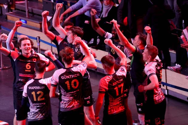 DEU, DVV, 1.VBL, BR Volleys vs. Ludwigsburger, 03.12.2025, Max-Schmeling-Halle, Berlin, DEU, DVV, 1.VBL, BR Volleys vs. Ludwigsburger, im Bild Ludwigsburger-Spielerkreis