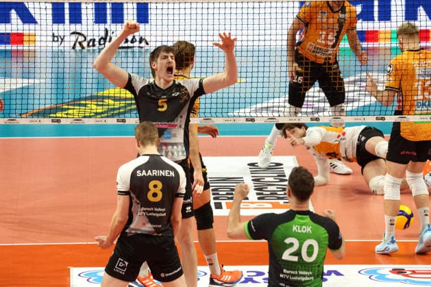 DEU, DVV, 1.VBL, BR Volleys vs. Ludwigsburger, 03.12.2025, Max-Schmeling-Halle, Berlin, DEU, DVV, 1.VBL, BR Volleys vs. Ludwigsburger, im Bild Ludwigsburger-Spielerkreis, Huber, Jan (Ludwigsburg 5)
