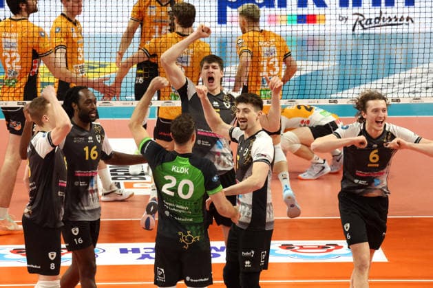 DEU, DVV, 1.VBL, BR Volleys vs. Ludwigsburger, 03.12.2025, Max-Schmeling-Halle, Berlin, DEU, DVV, 1.VBL, BR Volleys vs. Ludwigsburger, im Bild Ludwigsburger-Spielerkreis, Huber, Jan (Ludwigsburg 5)