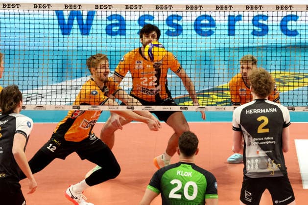 DEU, DVV, 1.VBL, BR Volleys vs. Ludwigsburger, 03.12.2025, Max-Schmeling-Halle, Berlin, DEU, DVV, 1.VBL, BR Volleys vs. Ludwigsburger, im Bild Florian Krage-Brewitz (BR Volleys 12), Jake Hanes (BR Volleys 22), Florian Krage-Brewitz (BR Volleys 12), Herrmann, Philipp (Ludwigsburg 2)
