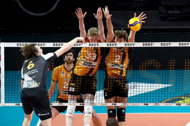 DEU, DVV, 1.VBL, BR Volleys vs. Ludwigsburger, 03.12.2025, Max-Schmeling-Halle, Berlin, DEU, DVV, 1.VBL, BR Volleys vs. Ludwigsburger, im Bild Fedor Ivanov (BR Volleys 33). Matthew Knigge (BR Volleys 2), Bonin, Ben-Simon (Ludwigsburg 6)