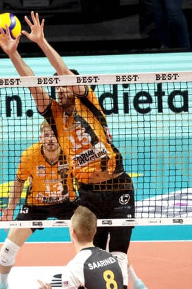 DEU, DVV, 1.VBL, BR Volleys vs. Ludwigsburger, 03.12.2025, Max-Schmeling-Halle, Berlin, DEU, DVV, 1.VBL, BR Volleys vs. Ludwigsburger, im Bild Matthew Knigge (BR Volleys 2), Moritz Reichert (BR Volleys 15), Herrmann, Philipp (Ludwigsburg 2)