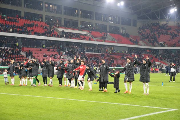 03.12.2025, xrekx, Fussball DFB Pokal 1 8 Finale, SC Freiburg - SV Darmstadt 98 v.l. Freiburger Mannschaft Mannschaft, Spieler, jubeln nach Spielende, Team, Player, celebrate at the end of the match Fans ,Stimmung, Schals, Trikot, Fahne, Banner, Ultras, Zuschauer, Besucher, Choreo, Choreografie, atmosphere, spectators, Visitors (DFL DFB REGULATIONS PROHIBIT ANY USE OF PHOTOGRAPHS as IMAGE SEQUENCES and or QUASI-VIDEO) Freiburg