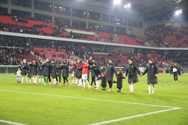 03.12.2025, xrekx, Fussball DFB Pokal 1 8 Finale, SC Freiburg - SV Darmstadt 98 v.l. Freiburger Mannschaft Mannschaft, Spieler, jubeln nach Spielende, Team, Player, celebrate at the end of the match Fans ,Stimmung, Schals, Trikot, Fahne, Banner, Ultras, Zuschauer, Besucher, Choreo, Choreografie, atmosphere, spectators, Visitors (DFL DFB REGULATIONS PROHIBIT ANY USE OF PHOTOGRAPHS as IMAGE SEQUENCES and or QUASI-VIDEO) Freiburg