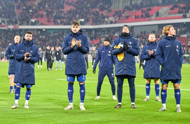 SV Darmstadt bedankt sich bei den mitgereisten Fans fuer die Unetrstuetzung. GER, SC Freiburg - SV Darmstadt 98, Fussball, DFB Pokal, Achtelfinale, Spielzeit 2025 2026, 03.12.2025 DFB REGULATIONS PROHIBIT ANY USE OF PHOTOGRAPHS AS IMAGE SEQUENCES AND OR QUASI-VIDEO GER, SC Freiburg - SV Darmstadt 98, Fussball, DFB Pokal, Achtelfinale, Spielzeit 2025 2026, 03.12.2025 Freiburg Copyright: xEibner-Pressefoto ThomasxHessx EP_THS
