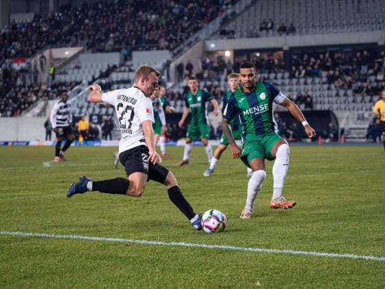 Finn Wortmann (SG Wattenscheid 09, 27) gegen David Winke (FC Guetersloh, 17) SG Wattenscheid 09 vs. FC Guetersloh, Fussball, Landespokal Westfalen, Viertelfinale, Saison 2025 2026, 03.12.2025 SG Wattenscheid 09 vs. FC Guetersloh, Fussball, Landespokal Westfalen, Viertelfinale, Saison 2025 2026, 03.12.2025 Wattenscheid Copyright: xEibner-Pressefoto DamianxKruczynx EP_DKI