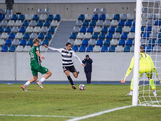 Mike Lewicki (SG Wattenscheid 09, 14) mit einem Pass gegen Leo Weichert (FC Guetersloh, 36) SG Wattenscheid 09 vs. FC Guetersloh, Fussball, Landespokal Westfalen, Viertelfinale, Saison 2025 2026, 03.12.2025 SG Wattenscheid 09 vs. FC Guetersloh, Fussball, Landespokal Westfalen, Viertelfinale, Saison 2025 2026, 03.12.2025 Wattenscheid Copyright: xEibner-Pressefoto DamianxKruczynx EP_DKI
