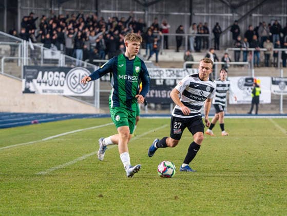 Erik Lanfer (FC Guetersloh, 28) im Zweikampf gegen Finn Wortmann (SG Wattenscheid 09, 27) SG Wattenscheid 09 vs. FC Guetersloh, Fussball, Landespokal Westfalen, Viertelfinale, Saison 2025 2026, 03.12.2025 SG Wattenscheid 09 vs. FC Guetersloh, Fussball, Landespokal Westfalen, Viertelfinale, Saison 2025 2026, 03.12.2025 Wattenscheid Copyright: xEibner-Pressefoto DamianxKruczynx EP_DKI