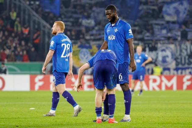 Paul Will (SV Darmstadt , 28), Kai Klefisch (SV Darmstadt , 17) und Patric Pfeiffer (SV Darmstadt , 06) nach dem Spiel , Deutschland, Fussball, DFB Pokal, Achtelfinale, 2025 2026, SC Freiburg vs. SV Darmstadt 98, 03.12.2025, Europa-Park Stadion , Freiburg im Breisgau, Deutschland Freiburg im Breisgau Europa-Park Stadion Baden-Wuerttemberg Deutschland Copyright: xGrantxHubbsx
