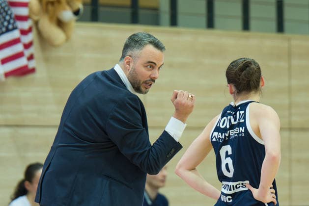 Timur Topal (Lions, Head Coach), Nicole Brochlitz (Lions, 6), Syntainics MBC vs. Alba Berlin, Basketball, Damen, DBBL-Pokal Achtelfinale, Saison 2025 26, 8. Spieltag, 03.12.2025. Halle SWH Arena Sachsen-Anhalt Deutschland