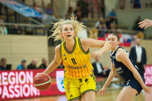 Nina Rosemeyer (Berlin, 11), Nicole Brochlitz (Lions, 6), Syntainics MBC vs. Alba Berlin, Basketball, Damen, DBBL-Pokal Achtelfinale, Saison 2025 26, 8. Spieltag, 03.12.2025. Halle SWH Arena Sachsen-Anhalt Deutschland