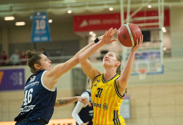 Romy Bär (Lions, 46), Abby Muse (Berlin, 31), Syntainics MBC vs. Alba Berlin, Basketball, Damen, DBBL-Pokal Achtelfinale, Saison 2025 26, 8. Spieltag, 03.12.2025. Halle SWH Arena Sachsen-Anhalt Deutschland