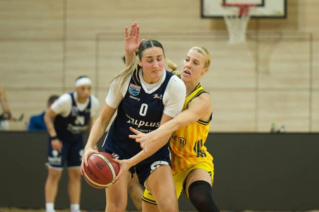 Alexia Allesch (Lions, 0), Marie Bertholdt (Berlin, 4), Syntainics MBC vs. Alba Berlin, Basketball, Damen, DBBL-Pokal Achtelfinale, Saison 2025 26, 8. Spieltag, 03.12.2025. Halle SWH Arena Sachsen-Anhalt Deutschland