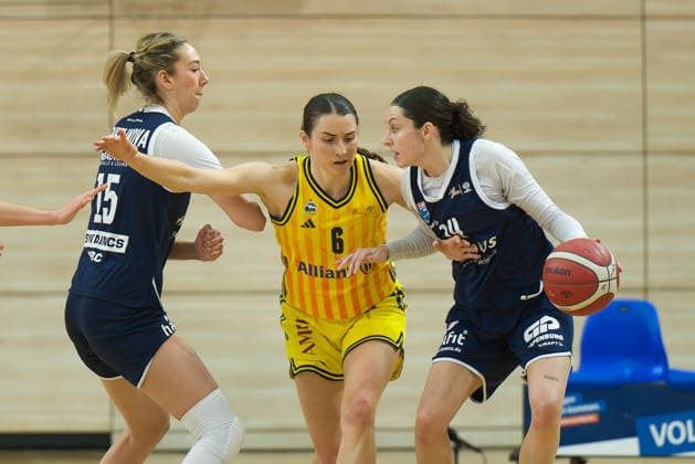 Sona Svetlikova (Lions, 15), Tessa Stammberger (Berlin, 6), Katelyn Shumate (Lions, 14), Syntainics MBC vs. Alba Berlin, Basketball, Damen, DBBL-Pokal Achtelfinale, Saison 2025 26, 8. Spieltag, 03.12.2025. Halle SWH Arena Sachsen-Anhalt Deutschland