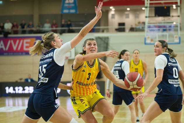 Sona Svetlikova (Lions, 15), Theresa Simon (Berlin, 3), Alexia Allesch (Lions, 0), Syntainics MBC vs. Alba Berlin, Basketball, Damen, DBBL-Pokal Achtelfinale, Saison 2025 26, 8. Spieltag, 03.12.2025. Halle SWH Arena Sachsen-Anhalt Deutschland