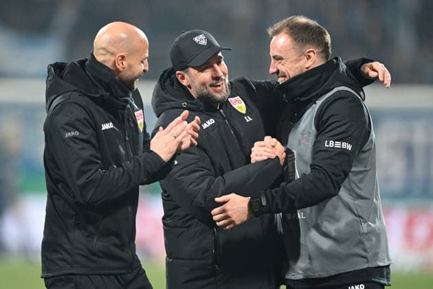 Trainer Sebastian HOENESS, Hoeneß (S) (Mitte) mit Co-Trainern, Schlussjubel VfB Stuttgart, Jubel, jubeln, Freude, cheers, Fussball, DFB Pokal, Achtelfinale, Round of 16, VfL Bochum (BO) - VfB Stuttgart (S) 0-2 am 03.12.2025, Vonovia Ruhrstadion Bochum Deutschland. DFL regulations prohibit any use of photographs as image sequences and or quasi-video Â