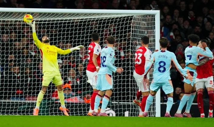 Arsenal Goalkeeper David Raya saves a header from Kevin Schade of Brentford at 1-0 Arsenal v Brentford, Premier League, Football, Emirates Stadium, London, UK - 03 Dec 2025London Emirates Stadium United Kingdom EDITORIAL USE ONLY No use with unauthorised audio, video, data, fixture lists, club league logos or live services. Online in-match use limited to 120 images, no video emulation. No use in betting, games or single club league player publications. Copyright: xJavierxGarcia Shutterstockx 16006081v