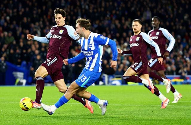 Jack Hinshelwood of Brighton and Hove Albion scores a goal to make the score 2-0. Brighton and Hove Albion v Aston Villa, Premier League, Football, American Express Community Stadium, Brighton, UK - 03 Dec 2025Brighton American Express Community Stadi United Kingdom EDITORIAL USE ONLY No use with unauthorised audio, video, data, fixture lists, club league logos or live services. Online in-match use limited to 120 images, no video emulation. No use in betting, games or single club league player publications. Copyright: xJamesxMarsh Shutterstockx 16006088ac