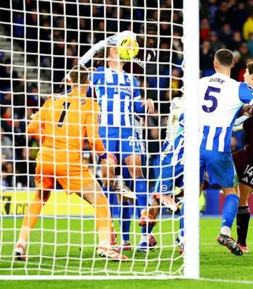 Amadou Onana of Aston Villa scores a goal to make the score 2-3. Brighton and Hove Albion v Aston Villa, Premier League, Football, American Express Community Stadium, Brighton, UK - 03 Dec 2025Brighton American Express Community Stadi United Kingdom EDITORIAL USE ONLY No use with unauthorised audio, video, data, fixture lists, club league logos or live services. Online in-match use limited to 120 images, no video emulation. No use in betting, games or single club league player publications. Copyright: xJamesxMarsh Shutterstockx 16006088bj