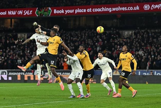 Igor Jesus of Nottingham Forest scores the team s first goal Wolverhampton Wanderers v Nottingham Forest, Premier League, Football, Molineux, Wolverhampton, UK - 03 Dec 2025Wolverhampton Molineux United Kingdom EDITORIAL USE ONLY No use with unauthorised audio, video, data, fixture lists, club league logos or live services. Online in-match use limited to 120 images, no video emulation. No use in betting, games or single club league player publications. Copyright: xAnnaxGowthorpe Shutterstockx 16006096ad