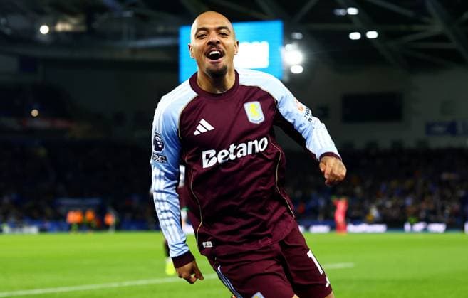 Donyell Malen of Aston Villa celebrates scoring a goal after making the score 2-4. Brighton and Hove Albion v Aston Villa, Premier League, Football, American Express Community Stadium, Brighton, UK - 03 Dec 2025Brighton American Express Community Stadi United Kingdom EDITORIAL USE ONLY No use with unauthorised audio, video, data, fixture lists, club league logos or live services. Online in-match use limited to 120 images, no video emulation. No use in betting, games or single club league player publications. Copyright: xJamesxMarsh Shutterstockx 16006088bn
