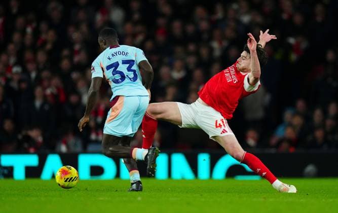 Declan Rice of Arsenal stretches against Michael Kayode of Brentford Arsenal v Brentford, Premier League, Football, Emirates Stadium, London, UK - 03 Dec 2025London Emirates Stadium United Kingdom EDITORIAL USE ONLY No use with unauthorised audio, video, data, fixture lists, club league logos or live services. Online in-match use limited to 120 images, no video emulation. No use in betting, games or single club league player publications. Copyright: xJavierxGarcia Shutterstockx 16006081au