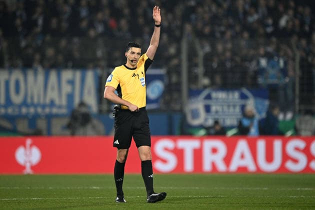 Schiedsrichter Florian BADSTUEBNER, Badstübner, Gestik, Geste, gestikuliert, Fussball, DFB Pokal, Achtelfinale, Round of 16, VfL Bochum (BO) - VfB Stuttgart (S) 0-2 am 03.12.2025, Vonovia Ruhrstadion Bochum Deutschland. DFL regulations prohibit any use of photographs as image sequences and or quasi-video Â