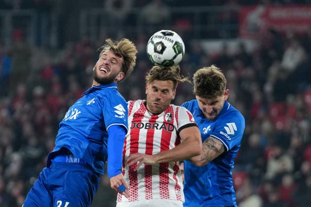 Killian Corredor (SV Darmstadt 98, 34), Lucas Höler Lucas Hoeler (SC Freiburg, 09), Matej Maglica (SV Darmstadt 98, 05) im Kampf um den Ball , Fußball, Achtelfinale, DFB Pokal, 2025 26, SC Freiburg vs. SV Darmstadt 98, 03.12.2025, Europa-Park Stadion, Freiburg, Deutschland DFB REGULATIONS PROHIBIT ANY USE OF PHOTOGRAPHS AS IMAGE SEQUENCES AND OR QUASI-VIDEO. Freiburg Europa-Park Stadion Baden-Württemberg Deutschland Copyright: xArnexAmbergx