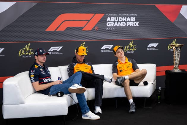 Max Verstappen (Oracle Red Bull Racing, Niederlande, 01), Lando Norris (McLaren Formula 1 Team, Großbritannien, 04), Oscar Piastri (McLaren Formula 1 Team, Australien, 81) bei der Pressekonferenz der drei Anwaerter Titelkandidaten fuer den WM-Titel, dahinter der WM-Pokal, UAE, Formel 1 Weltmeisterschaft, Abu Dhabi Grand Prix, Yas Marina Circuit, Media Day, 04.12.2025 UAE, Formel 1 Weltmeisterschaft, Abu Dhabi Grand Prix, Yas Marina Circuit, Media Day, 04.12.2025 Yas Marina Island Copyright: xEibner-Pressefoto Memmlerx EP_MMR