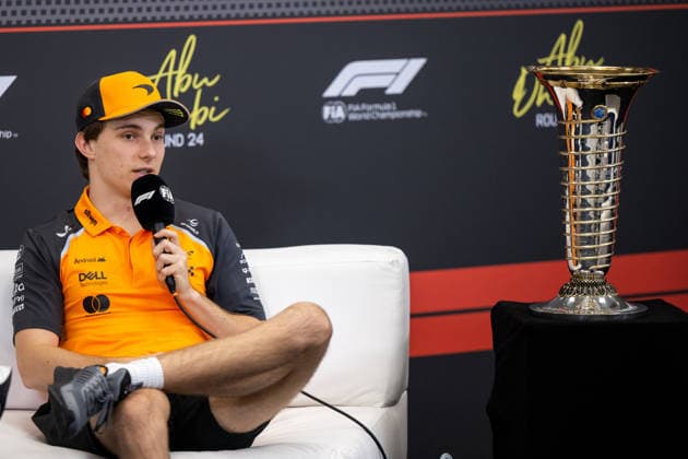 Oscar Piastri (McLaren Formula 1 Team, Australien, 81), dahinter WM-Pokal, UAE, Formel 1 Weltmeisterschaft, Abu Dhabi Grand Prix, Yas Marina Circuit, Media Day, 04.12.2025 UAE, Formel 1 Weltmeisterschaft, Abu Dhabi Grand Prix, Yas Marina Circuit, Media Day, 04.12.2025 Yas Marina Island Copyright: xEibner-Pressefoto Memmlerx EP_MMR