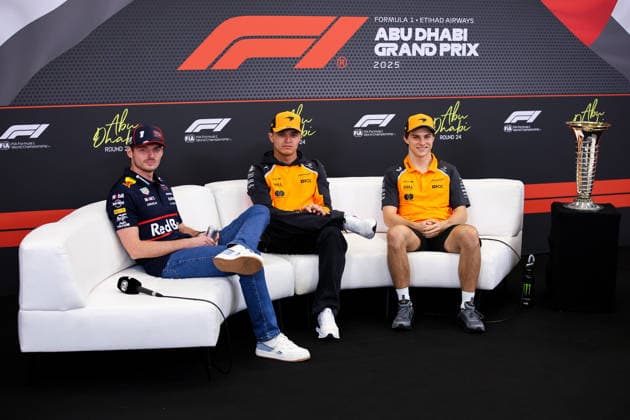 Lando Norris of Great Britain and McLaren, Oscar Piastri of Australia and McLaren and Max Verstappen of the Netherlands and Oracle Red Bull Racing , Previews, F1 Grand Prix of Abu Dhabi, am 04. December 2025 in Abu Dhabi, United Arab Emirates. (Foto von Diogo Cardoso DeFodi Images) Lando Norris of Great Britain and McLaren, Oscar Piastri of Australia and McLaren and Max Verstappen of the Netherlands and Oracle Red Bull Racing , Previews, F1 Grand Prix of Abu Dhabi, Yas Marina Circuit on December 4, 2025 in Abu Dhabi, United Arab Emirates. (Photo by Diogo Cardoso DeFodi Images)
