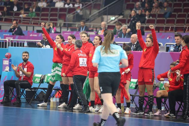 GER, Dortmund, 27th Wommen s World Championship, WM, Weltmeisterschaft 2025, Hauptrunde Main Round, Gruppe Group II 2. Runde Round: Serbien Serbia (SRB) vs. Färöer Inseln Faroe Islands (FRO) 04.12.2025, Westfalenhalle, Dortmund, GER, Dortmund, 27th Wommen s World Championship 2025, Hauptrunde Main Round, Gruppe Group II 2. Runde Round: Serbien Serbia (SRB) vs. Färöer Inseln Faroe Islands (FRO), im Bild: die serbische Bank freut sich