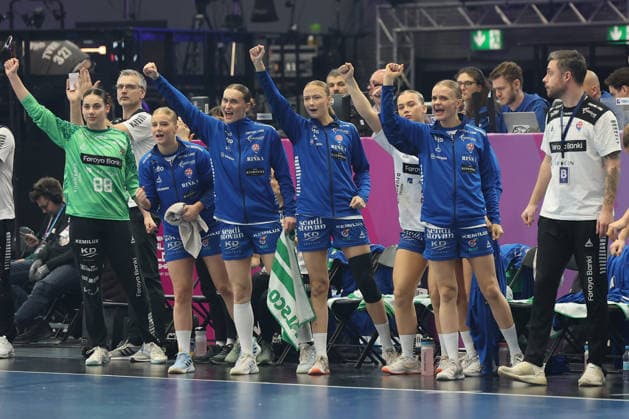 GER, Dortmund, 27th Wommen s World Championship, WM, Weltmeisterschaft 2025, Hauptrunde Main Round, Gruppe Group II 2. Runde Round: Serbien Serbia (SRB) vs. Färöer Inseln Faroe Islands (FRO) 04.12.2025, Westfalenhalle, Dortmund, GER, Dortmund, 27th Wommen s World Championship 2025, Hauptrunde Main Round, Gruppe Group II 2. Runde Round: Serbien Serbia (SRB) vs. Färöer Inseln Faroe Islands (FRO), im Bild: die Färöerer Bank freut sich ueber ein Tor