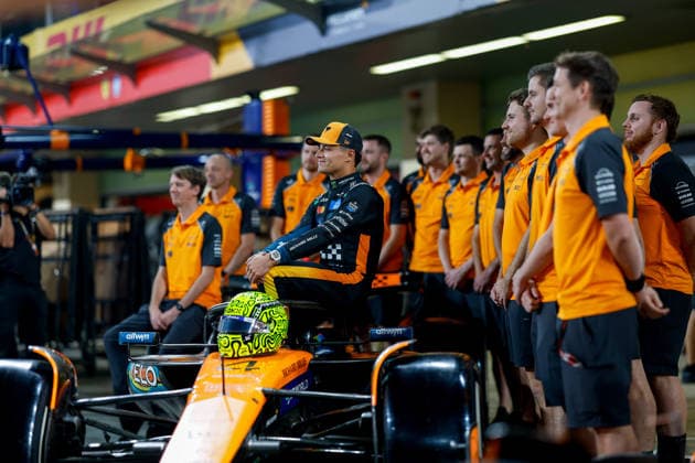 F1 - ABU DHABI GRAND PRIX 2025 NORRIS Lando (gbr), McLaren F1 Team MCL39, portrait mechanic, mecanicien, mechanics during the 2025 Formula 1 Abu Dhabi Grand Prix, 24th round of the 2025 FIA Formula One World Championship, WM, Weltmeisterschaft from December 05 to 07, 2025 on the Yas Marina Circuit, in Abu Dhabi, United Arab Emirates - Abu DhabiUnited Arab Emirates Copyright: xDPPIx