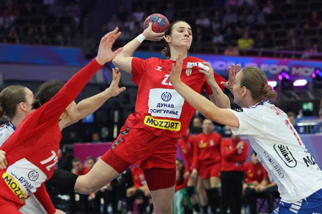GER, Dortmund, 27th Wommen s World Championship, WM, Weltmeisterschaft 2025, Hauptrunde Main Round, Gruppe Group II 2. Runde Round: Serbien Serbia (SRB) vs. Färöer Inseln Faroe Islands (FRO) 04.12.2025, Westfalenhalle, Dortmund, GER, Dortmund, 27th Wommen s World Championship 2025, Hauptrunde Main Round, Gruppe Group II 2. Runde Round: Serbien Serbia (SRB) vs. Färöer Inseln Faroe Islands (FRO), im Bild: Jovana Jovović (SRB 22), im Zweikampf gegen Suna HANSEN (FRO 10),