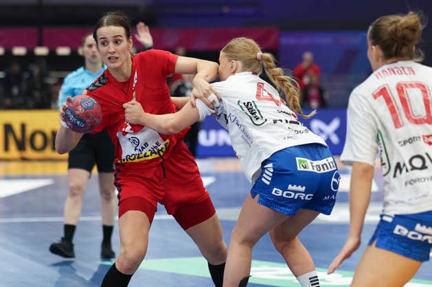 GER, Dortmund, 27th Wommen s World Championship, WM, Weltmeisterschaft 2025, Hauptrunde Main Round, Gruppe Group II 2. Runde Round: Serbien Serbia (SRB) vs. Färöer Inseln Faroe Islands (FRO) 04.12.2025, Westfalenhalle, Dortmund, GER, Dortmund, 27th Wommen s World Championship 2025, Hauptrunde Main Round, Gruppe Group II 2. Runde Round: Serbien Serbia (SRB) vs. Färöer Inseln Faroe Islands (FRO), im Bild: Jovana Jovović (SRB 22), im Zweikampf gegen Anna Elisabeth WEYHE (FRO 44),