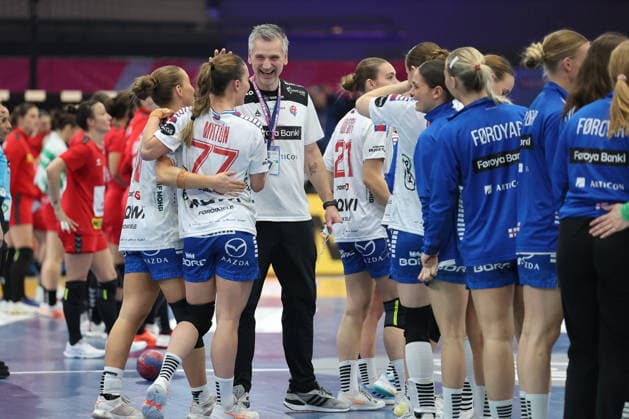 GER, Dortmund, 27th Wommen s World Championship, WM, Weltmeisterschaft 2025, Hauptrunde Main Round, Gruppe Group II 2. Runde Round: Serbien Serbia (SRB) vs. Färöer Inseln Faroe Islands (FRO) 04.12.2025, Westfalenhalle, Dortmund, GER, Dortmund, 27th Wommen s World Championship 2025, Hauptrunde Main Round, Gruppe Group II 2. Runde Round: Serbien Serbia (SRB) vs. Färöer Inseln Faroe Islands (FRO), im Bild: die Färöerer Mannschaft freut sich ueber das Unentschieden