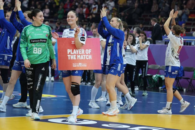 GER, Dortmund, 27th Wommen s World Championship, WM, Weltmeisterschaft 2025, Hauptrunde Main Round, Gruppe Group II 2. Runde Round: Serbien Serbia (SRB) vs. Färöer Inseln Faroe Islands (FRO) 04.12.2025, Westfalenhalle, Dortmund, GER, Dortmund, 27th Wommen s World Championship 2025, Hauptrunde Main Round, Gruppe Group II 2. Runde Round: Serbien Serbia (SRB) vs. Färöer Inseln Faroe Islands (FRO), im Bild: Player of the Match Jana MITTÃöN (FRO 77),