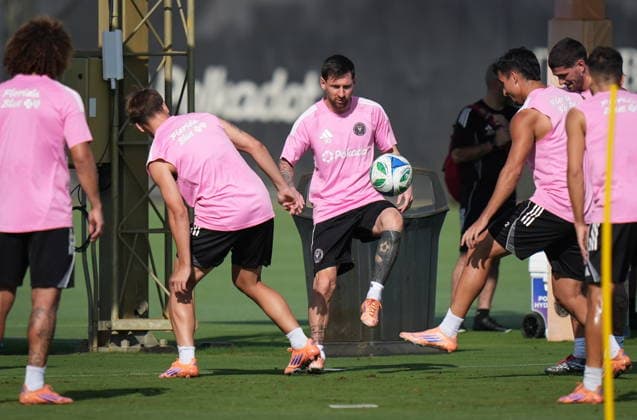December 4, 2025, Fort Lauderdale, Fl, UNITED STATES: Inter Miami s Lionel Messi, centre, kicks a ball during practice ahead of the MLS, Fussball Herren, USA Cup final soccer match, in Fort Lauderdale, Fla., Thursday, Dec. 4, 2025. Inter Miami and the Vancouver Whitecaps are scheduled to play in the final on Saturday. Canada News - December 4, 2025 - ZUMAc35_ 20251204_zaf_c35_001 Copyright: xDarrylxDyckx