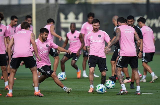 December 4, 2025, Fort Lauderdale, Fl, UNITED STATES: Inter Miami s Lionel Messi (10) and Marcelo Weigandt (57) vie for the ball during practice ahead of the MLS, Fussball Herren, USA Cup final soccer match, in Fort Lauderdale, Fla., Thursday, Dec. 4, 2025. Inter Miami and the Vancouver Whitecaps are scheduled to play in the final on Saturday. Canada News - December 4, 2025 - ZUMAc35_ 20251204_zaf_c35_004 Copyright: xDarrylxDyckx