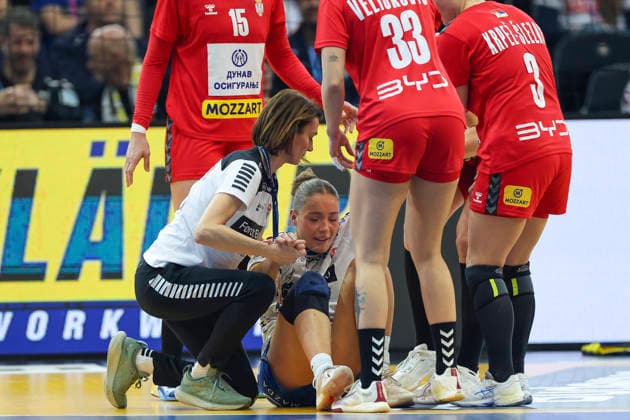 GER, Dortmund, 27th Wommen s World Championship, WM, Weltmeisterschaft 2025, Hauptrunde Main Round, Gruppe Group II 2. Runde Round: Serbien Serbia (SRB) vs. Färöer Inseln Faroe Islands (FRO) 04.12.2025, Westfalenhalle, Dortmund, GER, Dortmund, 27th Wommen s World Championship 2025, Hauptrunde Main Round, Gruppe Group II 2. Runde Round: Serbien Serbia (SRB) vs. Färöer Inseln Faroe Islands (FRO), im Bild: Suna HANSEN (FRO 10), ist verletzt Schmerzen Verletzung, wird durch die Betreuer behandelt,