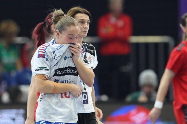 GER, Dortmund, 27th Wommen s World Championship, WM, Weltmeisterschaft 2025, Hauptrunde Main Round, Gruppe Group II 2. Runde Round: Serbien Serbia (SRB) vs. Färöer Inseln Faroe Islands (FRO) 04.12.2025, Westfalenhalle, Dortmund, GER, Dortmund, 27th Wommen s World Championship 2025, Hauptrunde Main Round, Gruppe Group II 2. Runde Round: Serbien Serbia (SRB) vs. Färöer Inseln Faroe Islands (FRO), im Bild: Suna HANSEN (FRO 10), ist verletzt Schmerzen Verletzung, wird durch die Betreuer behandelt,