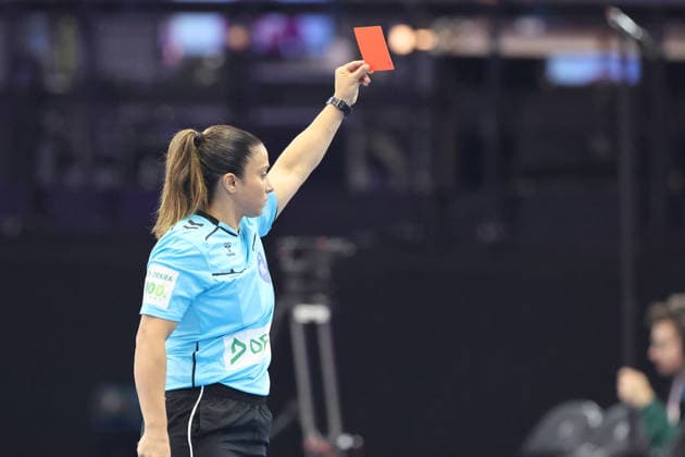 GER, Dortmund, 27th Wommen s World Championship, WM, Weltmeisterschaft 2025, Hauptrunde Main Round, Gruppe Group II 2. Runde Round: Serbien Serbia (SRB) vs. Färöer Inseln Faroe Islands (FRO) 04.12.2025, Westfalenhalle, Dortmund, GER, Dortmund, 27th Wommen s World Championship 2025, Hauptrunde Main Round, Gruppe Group II 2. Runde Round: Serbien Serbia (SRB) vs. Färöer Inseln Faroe Islands (FRO), im Bild: rote Karte für Teodora Velickovic (SRB 33),