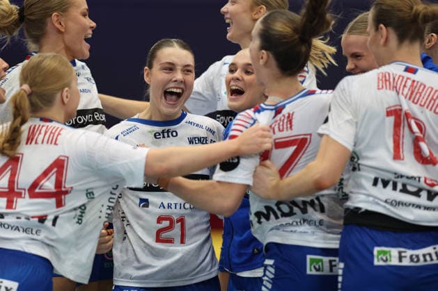 GER, Dortmund, 27th Wommen s World Championship, WM, Weltmeisterschaft 2025, Hauptrunde Main Round, Gruppe Group II 2. Runde Round: Serbien Serbia (SRB) vs. Färöer Inseln Faroe Islands (FRO) 04.12.2025, Westfalenhalle, Dortmund, GER, Dortmund, 27th Wommen s World Championship 2025, Hauptrunde Main Round, Gruppe Group II 2. Runde Round: Serbien Serbia (SRB) vs. Färöer Inseln Faroe Islands (FRO), im Bild: die Färöerer Mannschaft freut sich ueber das Unentschieden und jubel
