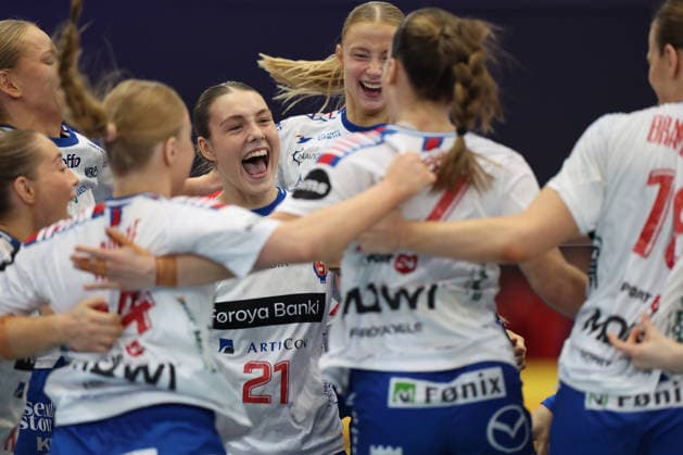 GER, Dortmund, 27th Wommen s World Championship, WM, Weltmeisterschaft 2025, Hauptrunde Main Round, Gruppe Group II 2. Runde Round: Serbien Serbia (SRB) vs. Färöer Inseln Faroe Islands (FRO) 04.12.2025, Westfalenhalle, Dortmund, GER, Dortmund, 27th Wommen s World Championship 2025, Hauptrunde Main Round, Gruppe Group II 2. Runde Round: Serbien Serbia (SRB) vs. Färöer Inseln Faroe Islands (FRO), im Bild: die Färöerer Mannschaft freut sich ueber das Unentschieden und jubel