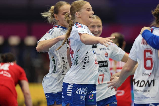GER, Dortmund, 27th Wommen s World Championship, WM, Weltmeisterschaft 2025, Hauptrunde Main Round, Gruppe Group II 2. Runde Round: Serbien Serbia (SRB) vs. Färöer Inseln Faroe Islands (FRO) 04.12.2025, Westfalenhalle, Dortmund, GER, Dortmund, 27th Wommen s World Championship 2025, Hauptrunde Main Round, Gruppe Group II 2. Runde Round: Serbien Serbia (SRB) vs. Färöer Inseln Faroe Islands (FRO), im Bild: die Färöerer Mannschaft freut sich ueber das Unentschieden und jubelt Anna Elisabeth WEYHE (FRO 44), Liv ZACHARIASEN (FRO 17),